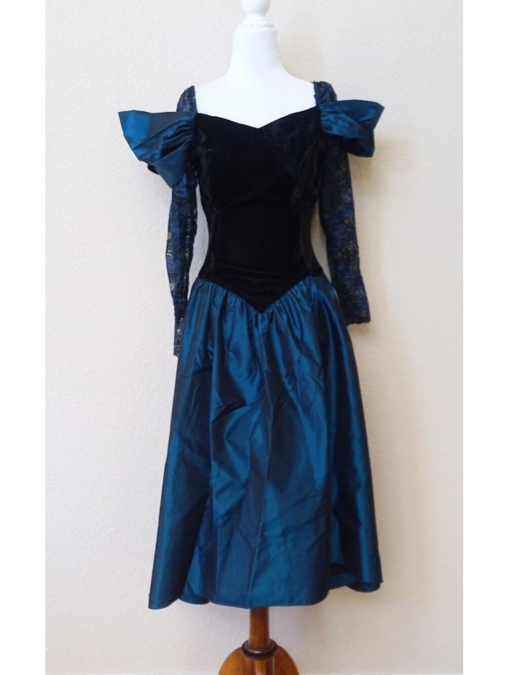 Vintage elegant navy blue dress with a velvet bodice and taffeta skirt